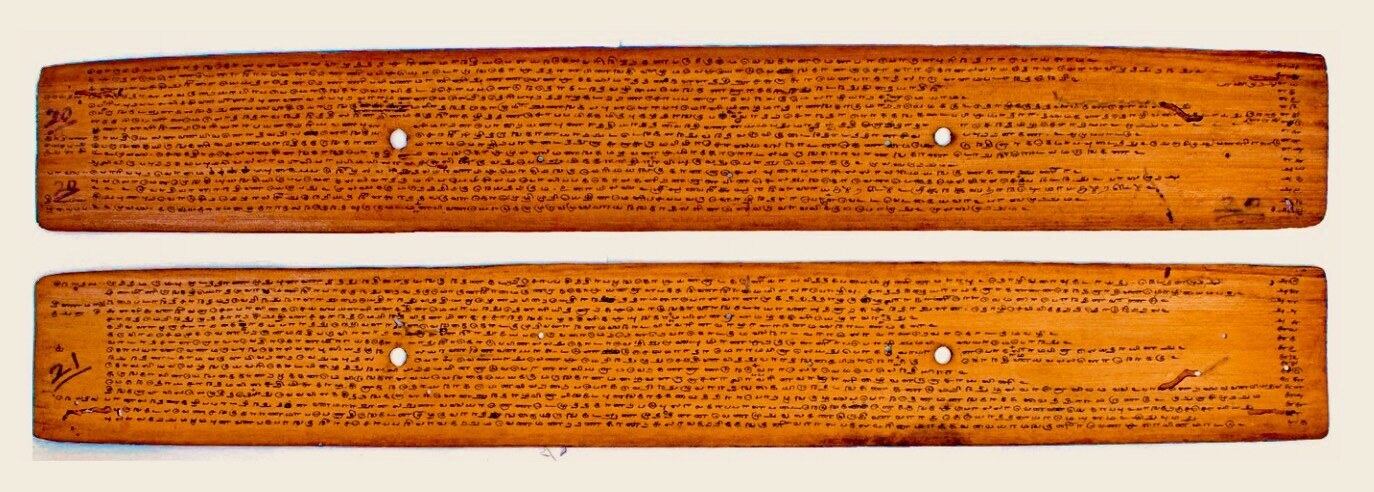 Zwei Streifen eines tamilischen Palmblatt-Manuskripts mit Sangam-zeitlicher Schrift, Bindungslöcher sichtbar